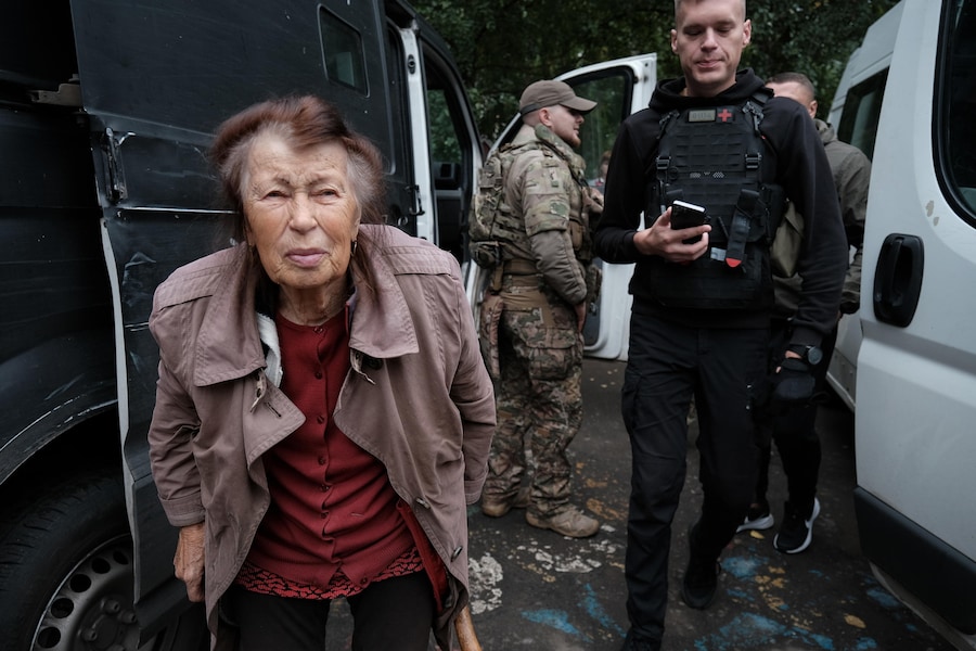 Un abitante del luogo viene evacuato dalla città a causa del peggioramento delle condizioni di sicurezza a Kramatorsk, nella regione di Donetsk, nell’Ucraina orientale. (EPA)