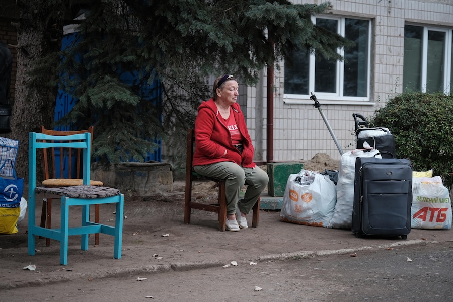 Una residente di Kramatorsk attende di essere evacuata accanto ai propri effetti personali a causa del peggioramento delle condizioni di sicurezza, a Kramatorsk, nella regione di Donetsk, nell’Ucraina orientale. (EPA)