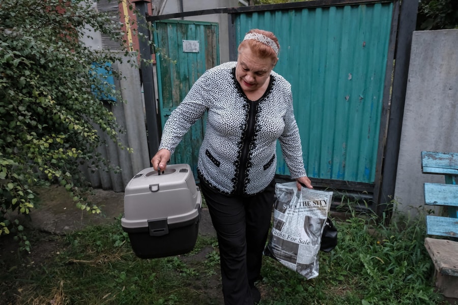 Liuba, una residente locale, viene evacuata insieme al marito e ai loro animali domestici da una squadra della Fondazione di beneficenza East SOS a causa del peggioramento delle condizioni di sicurezza, a Kramatorsk, nella regione di Donetsk, nell’Ucraina orientale. (EPA)