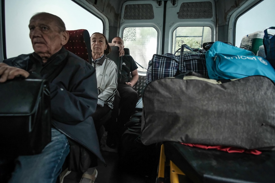 Alcuni residenti locali sono seduti all’interno di un veicolo mentre vengono evacuati dalla città da una squadra della Fondazione di beneficenza East SOS a causa del peggioramento delle condizioni di sicurezza a Kramatorsk, nella regione di Donetsk. (EPA)