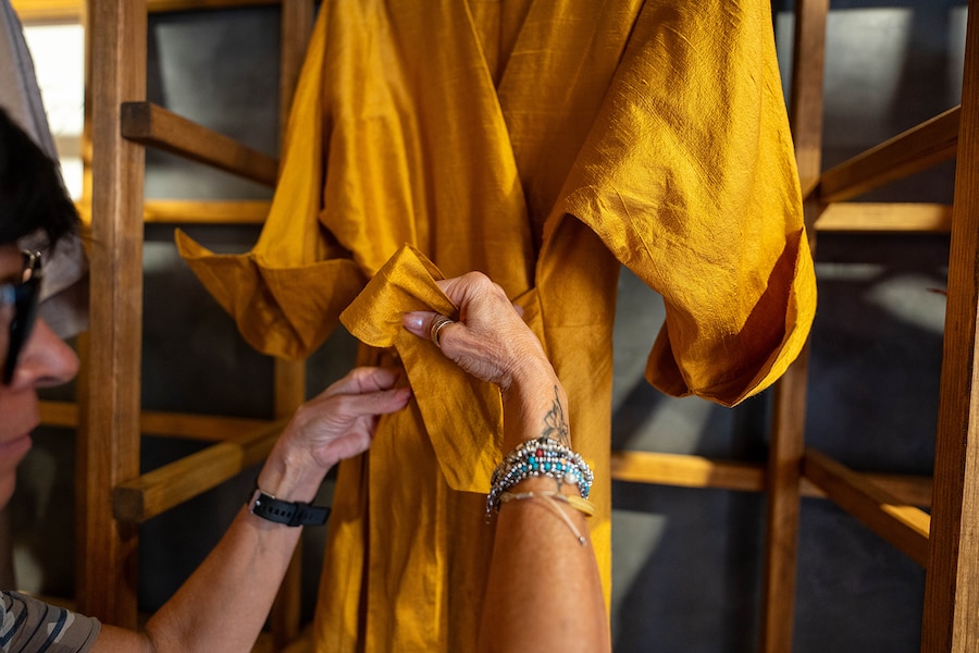 Giacche colorate, vestiti dal sapore vintage e gonne a ruota che ricordano gli anni Cinquanta, i pezzi vengono cuciti da zero dalle ragazze – assistite e coadiuvate dalla coordinatrice Margherita Uliana – e poi messi in vendita nel punto vendita fisico o sull’e-commerce. Tutto parte dalle stoffe, in genere seta, cotone o lana: da qui nasce l’ispirazione per le future collezioni.