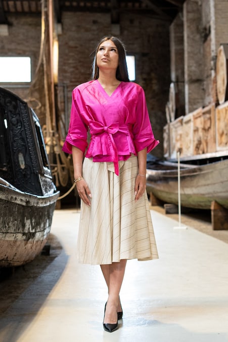 Le creazioni, una volta terminate, non restano sui tavoli dell’atelier. Oltre a finire nelle vetrine della boutique, che da poco ha inaugurato la sua sede in Rio Terà Sant’Aponal, poco lontano da Rialto, diventano le protagoniste delle sfilate. Un format che, da anni, è sì diventato una tradizione ma ha trovato sempre la chiave per rinnovarsi.