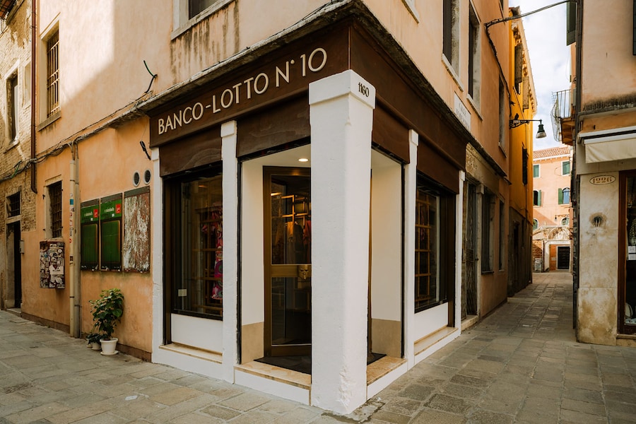 Il nuovo negozio, progettato dagli architetti Alfredo Brillembourg e Alessandro Famiglietti, incarna perfettamente la missione di Banco Lotto N°10. Anche a livello materiale: il concetto di griglia, chiuso e isolato, viene declinato in una struttura aperta e accogliente.