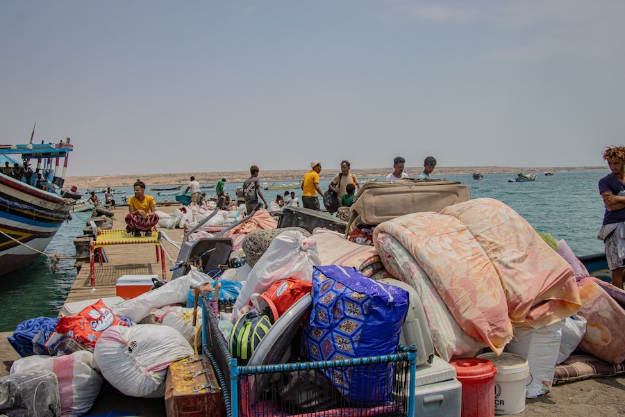 Persone in fuga dagli scontri tra i combattenti houthi e le forze governative yemenite sostenute dall’Arabia Saudita approdano con i propri averi sulle rive di Obock, sulla costa settentrionale del Golfo di Tadjoura, che si affaccia sul Golfo di Aden a Gibuti, il 14 settembre 2026. (via REUTERS)
