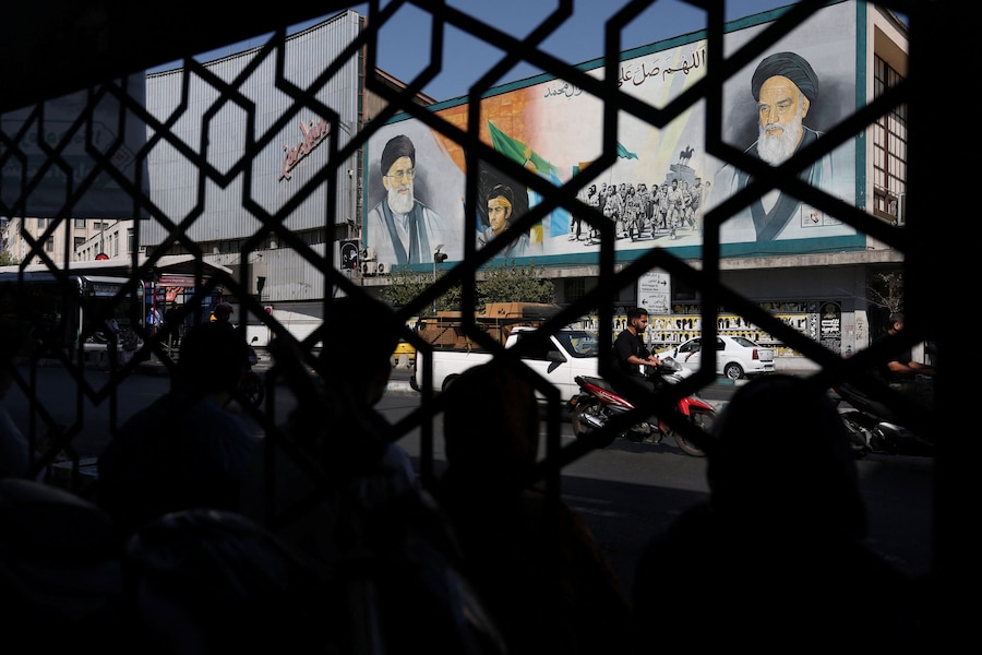 Un murale raffigurante il defunto leader della Rivoluzione Islamica, l’Ayatollah Ruhollah Khomeini, e il defunto leader supremo dell’Iran, l’Ayatollah Ali Khamenei, in una strada di Teheran, in Iran, il 16 settembre 2026. (via REUTERS)