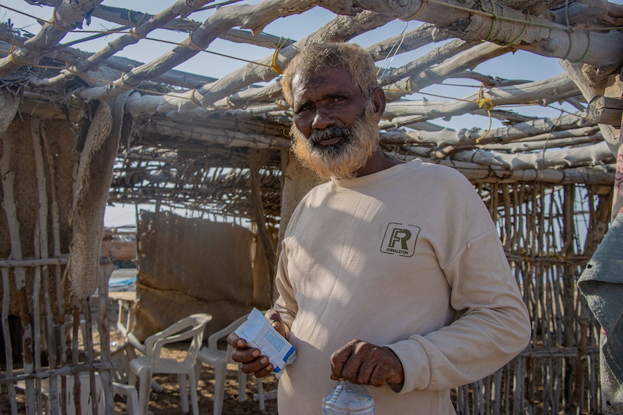 Hameeq Hassan Ali, 64 anni, un pescatore yemenita di Dhubab fuggito dagli scontri tra i combattenti houthi e le forze governative yemenite sostenute dall’Arabia Saudita, si trova sulle rive di Khor Angar, vicino a Obock, sulla sponda settentrionale del Golfo di Tadjoura, che si apre sul Golfo di Aden, a Gibuti, il 16 settembre 2026. (via REUTERS)