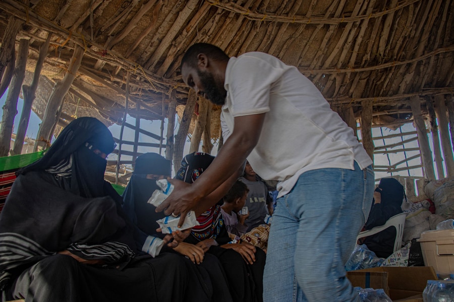 Un operatore dell’Organizzazione Internazionale per le Migrazioni accoglie le persone in fuga dagli scontri tra i combattenti houthi e le forze governative yemenite sostenute dall’Arabia Saudita, sulle rive di Khor Angar vicino a Obock, sulla costa settentrionale del Golfo di Tadjoura, che si affaccia sul Golfo di Aden, a Gibuti, 16 settembre 2026. (via REUTERS)