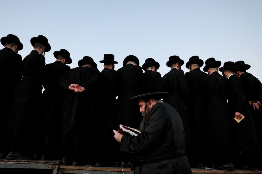 Uomini ebrei ultraortodossi celebrano il rituale del Tashlich, che consiste nel liberarsi simbolicamente dei peccati, in vista dello Yom Kippur, il Giorno dell’Espiazione ebraico, a Netanya, in Israele, il 17 settembre 2026. (REUTERS)