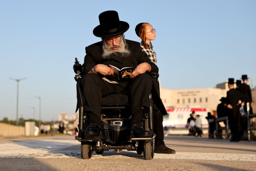 Un uomo ebreo ultraortodosso celebra il rituale del Tashlich, che consiste nel liberarsi simbolicamente dei peccati, in vista dello Yom Kippur, il Giorno dell’Espiazione ebraico, a Netanya, in Israele, il 17 settembre 2026. REUTERS/Ammar Awad (REUTERS)