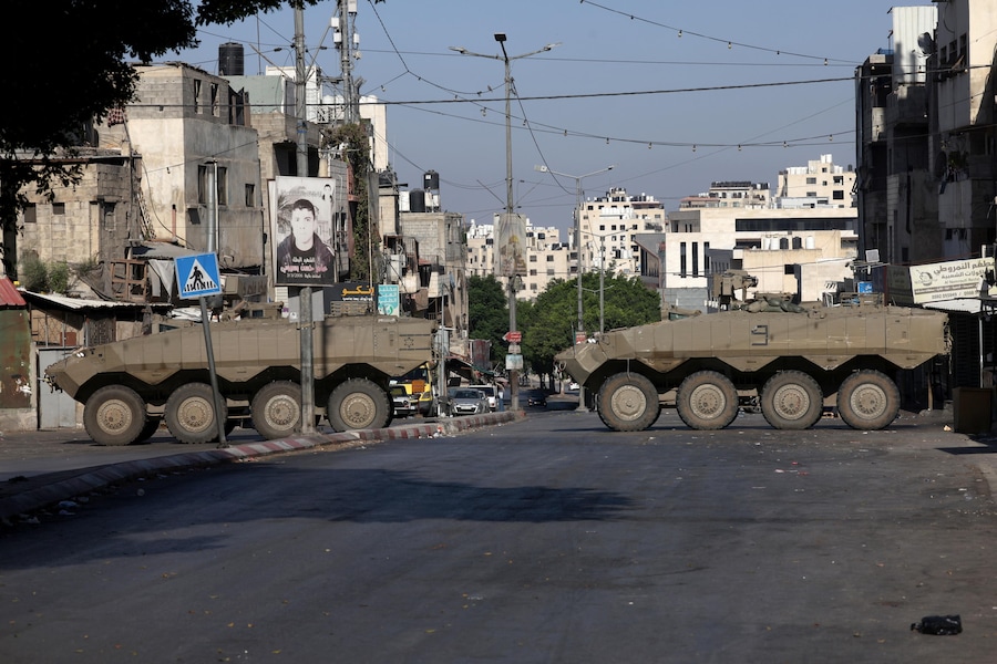 I blindati israeliani bloccano l'ingresso del campo profughi di Al-Ain durante un'operazione militare a ovest della città di Nablus, in Cisgiordania, il 17 settembre 2026. Le forze israeliane hanno fatto irruzione nel campo di Al-Ain, a ovest di Nablus, all’alba del 17 settembre. (EPA)
