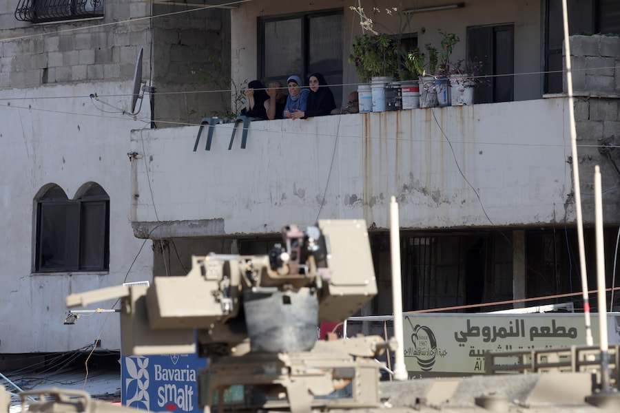 epa13246053 I mezzi corazzati israeliani bloccano l’ingresso del campo profughi di Al-Ain durante un’operazione militare a ovest della città di Nablus, in Cisgiordania, il 17 settembre 2026. (EPA)
