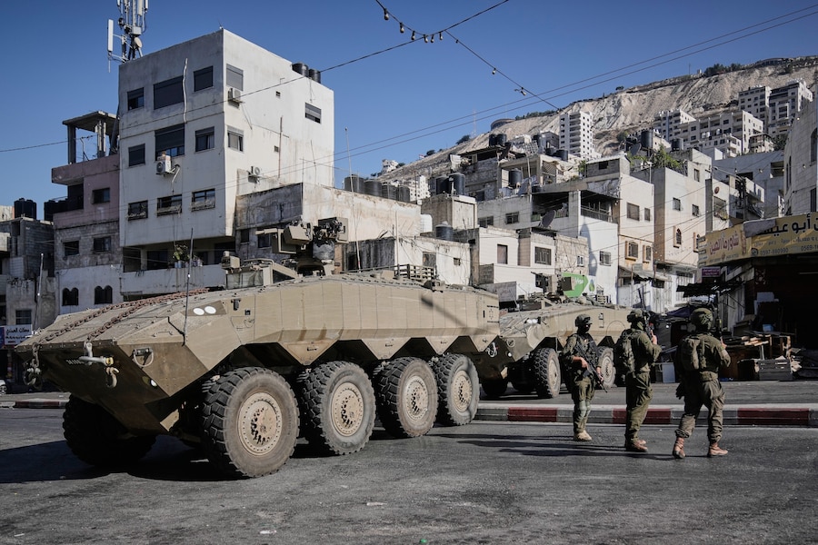Soldati israeliani durante un’incursione dell’esercito nel campo profughi di Al-Ain, in Cisgiordania, vicino a Nablus, giovedì 17 settembre 2026. (APN)