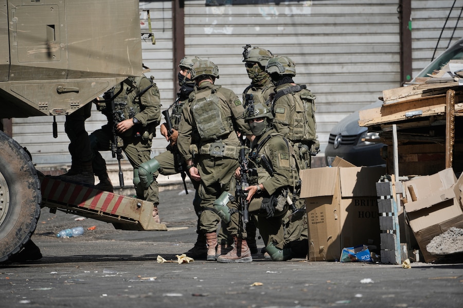 Soldati israeliani durante un'incursione dell'esercito nel campo profughi di Al-Ain, in Cisgiordania, vicino a Nablus, giovedì 17 settembre 2026. (APN)