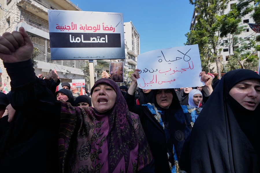 Un manifestante tiene in mano un cartello su cui è scritto in arabo: «Non c’è vita per il sud senza Mays al-Jabal», mentre altri scandiscono slogan e alzano i pugni durante una manifestazione di persone impossibilitate a tornare nei propri villaggi a causa della guerra con Israele, a Nabatiyeh, nel sud del Libano, giovedì 17 settembre 2026. (APN)