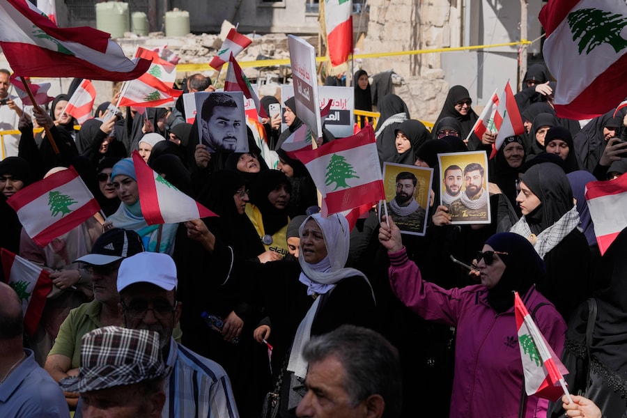 Le persone che non hanno potuto fare ritorno nei propri villaggi a causa della guerra con Israele sventolano bandiere libanesi e mostrano ritratti durante una manifestazione di protesta per chiedere il loro ritorno a Nabatiyeh, nel sud del Libano, giovedì 17 settembre 2026. (APN)