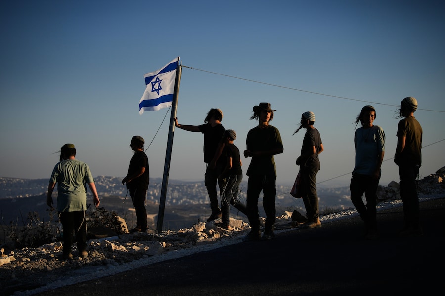 I coloni israeliani si riuniscono per celebrare l’inaugurazione di una sinagoga di recente costruzione nell’avamposto di Homesh, nella Cisgiordania occupata, mercoledì 16 settembre 2026. (APS)