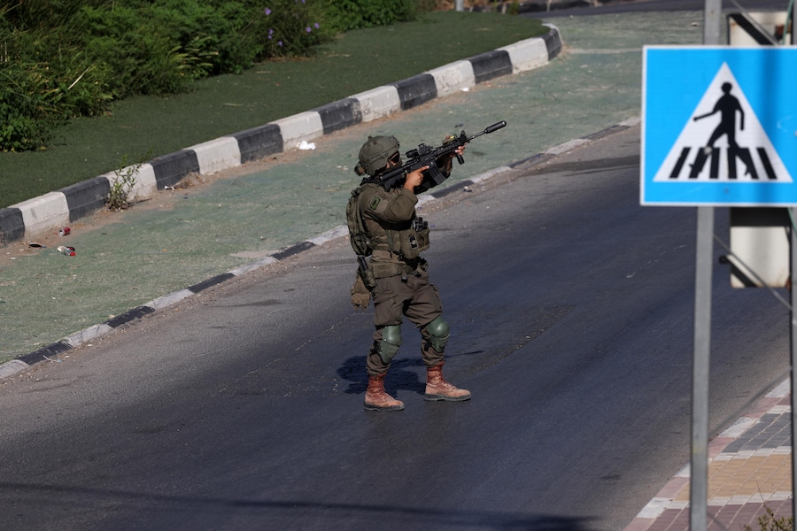 Un soldato israeliano prende posizione nel campo profughi di Al-Ain durante un’operazione militare a ovest della città di Nablus, in Cisgiordania, il 17 settembre 2026. All’alba del 17 settembre le forze israeliane hanno effettuato un raid nel campo di Al-Ain, a ovest di Nablus. (EPA)