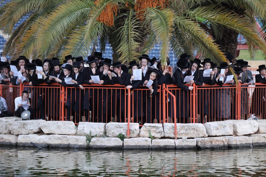 Ebrei ultraortodossi recitano preghiere e celebrano il “Tashlich” in riva a un lago in vista della festività solenne dello Yom Kippur nell’insediamento israeliano di Ma’ale Adumim, vicino a Gerusalemme, il 17 settembre 2026. La preghiera del Tashlich viene tradizionalmente recitata a Rosh Hashanah o nei giorni che precedono lo Yom Kippur e simboleggia il gettare i propri peccati dell’anno precedente in un corso d’acqua, affinché possano essere portati via dalla corrente. (EPA)