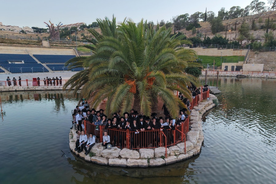 Ebrei ultraortodossi recitano preghiere e celebrano il “Tashlich” in riva a un lago in vista della festività solenne dello Yom Kippur nell’insediamento israeliano di Ma’ale Adumim, vicino a Gerusalemme, il 17 settembre 2026. La preghiera del Tashlich viene tradizionalmente recitata durante il Rosh Hashanah o nei giorni che precedono lo Yom Kippur e simboleggia il gettare i propri peccati dell’anno precedente in un corso d’acqua, affinché possano essere portati via dalla corrente. (EPA)
