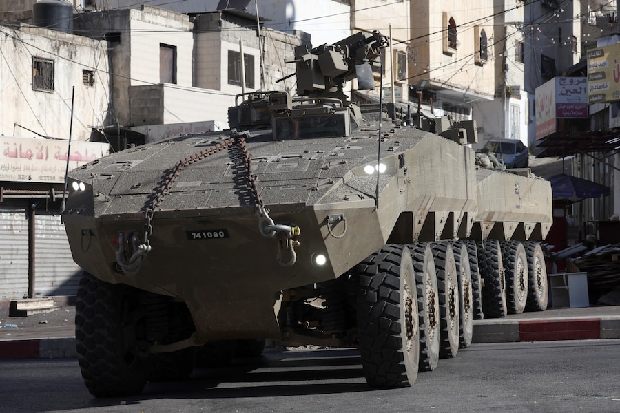 Veicoli corazzati israeliani bloccano l’ingresso del campo profughi di Al-Ain durante un’operazione militare a ovest della città di Nablus, in Cisgiordania, il 17 settembre 2026. Le forze israeliane hanno fatto irruzione nel campo di Al-Ain, a ovest di Nablus, all’alba del 17 settembre. (EPA)