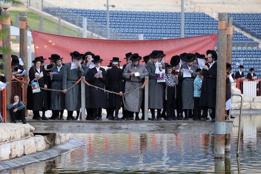 Ebrei ultraortodossi recitano preghiere e celebrano il “Tashlich” in riva a un lago in vista della festività solenne dello Yom Kippur nell’insediamento israeliano di Ma’ale Adumim, vicino a Gerusalemme, il 17 settembre 2026. L (EPA)