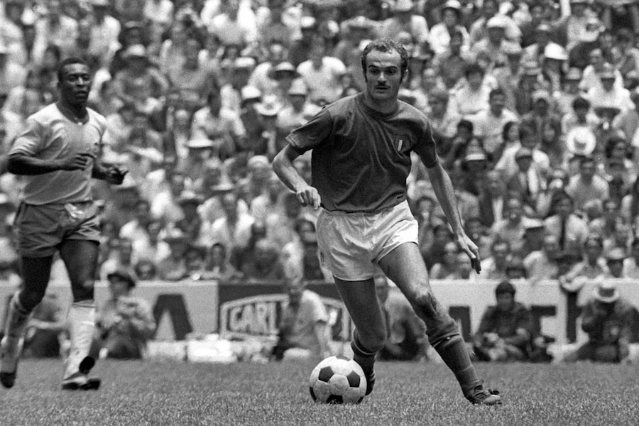 Campionati del mondo di calcio - Mondiali - Brasile-Italia 4-1 - Finale - nella foto Sandro Mazzola in azione dietro di lui Pele. (IPP)
