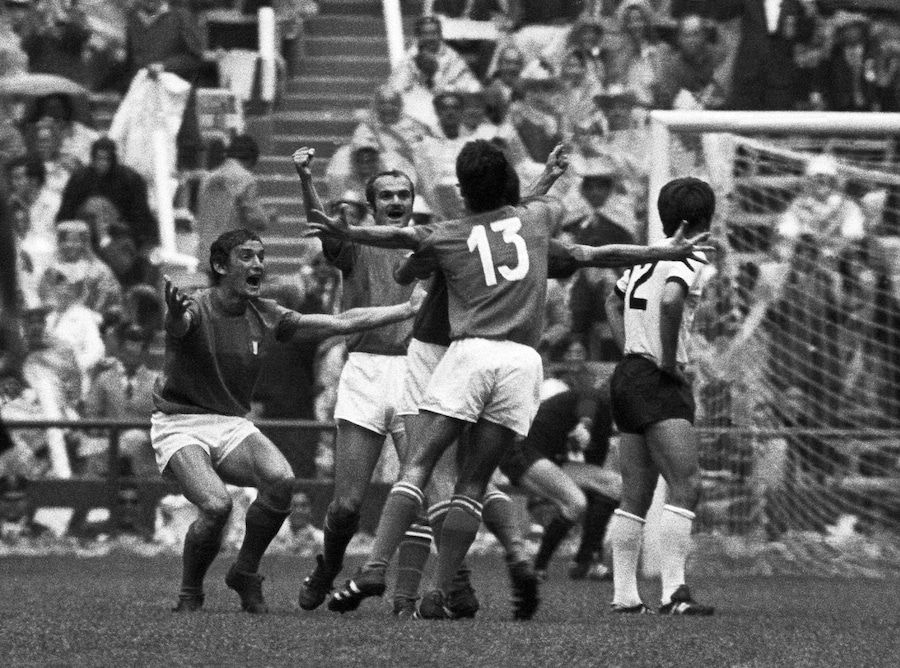 Coppa del Mondo, semifinale Italia - Germania ovest 4-3 nella foto : Gigi Riva e Sandro Mazzola festeggiano dopo il gol della vittoria di Gianni Rivera. (16878)