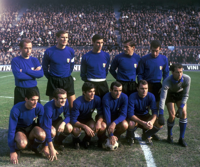 Calcio, partita amichevole Italia-Unione Sovietica 1-0 nella foto la formazione dell' Italia Ottavio Bianchi, Giacinto Facchetti, Aristide Guarneri, Tarcisio Burgnich, Armando Picchi accosciati da sinistra Angelo Domenghini, Sandro Mazzola, Antonio Juliano, Mario Corso, Virginio De Paoli, e il portiere Giuliano Sarti. (IPP)