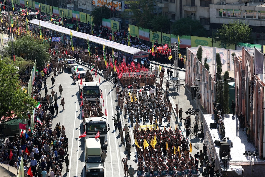 Militari iraniani appartenenti al gruppo paramilitare Basij, parte del Corpo delle Guardie Rivoluzionarie Islamiche (IRGC), partecipano a una manifestazione militare, nota come gruppo Jan-Fada (“Sacrificati per l’Iran”), a Teheran, in Iran. (EPA)