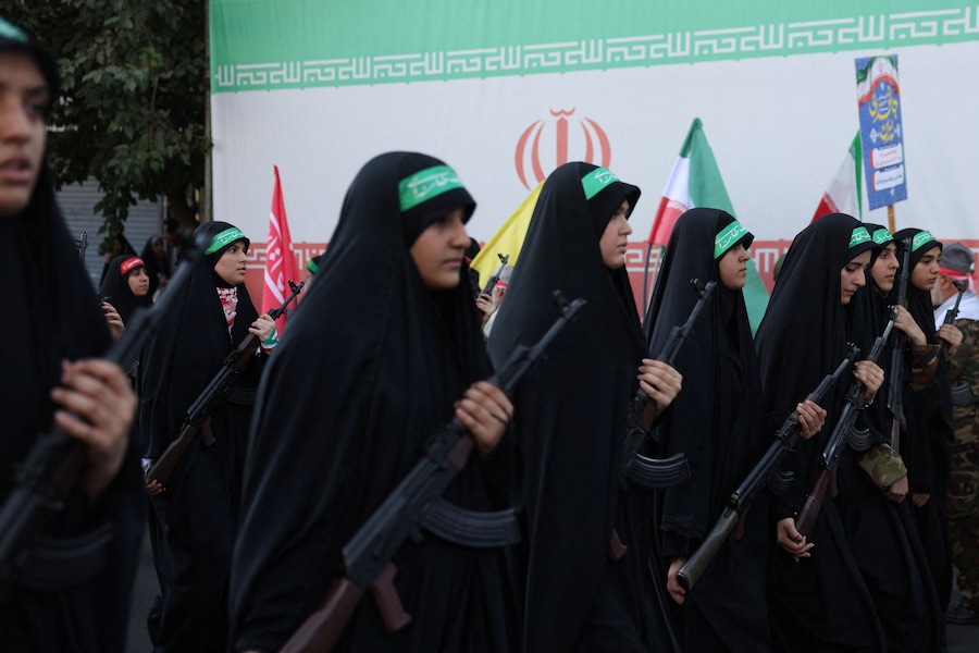 Le donne appartenenti alle milizie iraniane (Basij) partecipano a una parata militare a Teheran, in Iran. (via REUTERS)