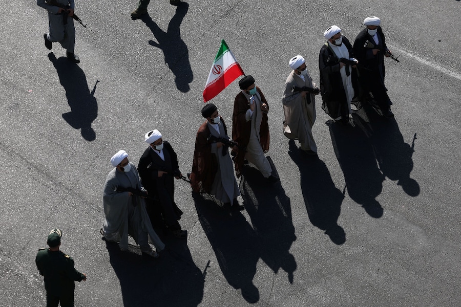 Clerici iraniani partecipano a una parata militare a Teheran. (via REUTERS)