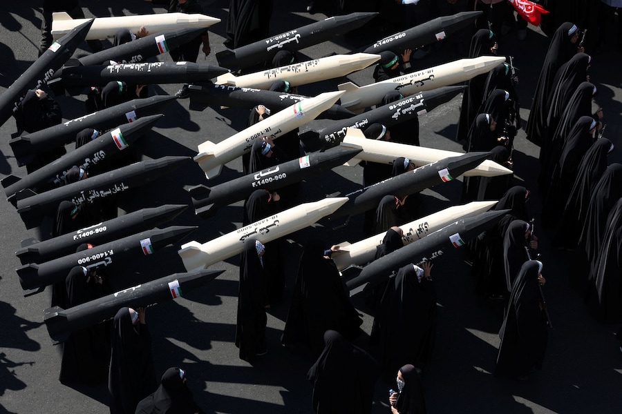 Le donne appartenenti alle milizie iraniane (Basij) trasportano modelli di missili durante una parata militare a Teheran, in Iran. (via REUTERS)