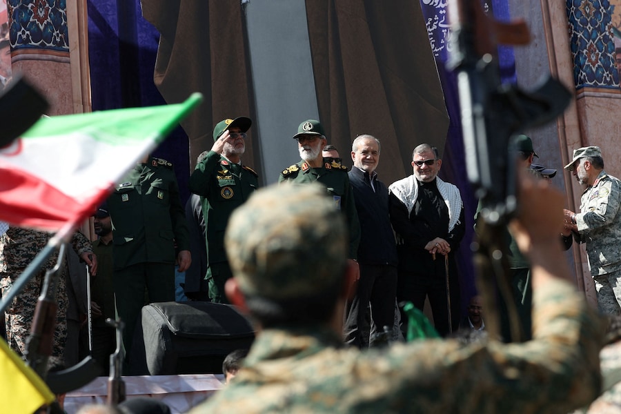Il presidente iraniano Masoud Pezeshkian assiste a una parata militare a Teheran, in Iran. (via REUTERS)