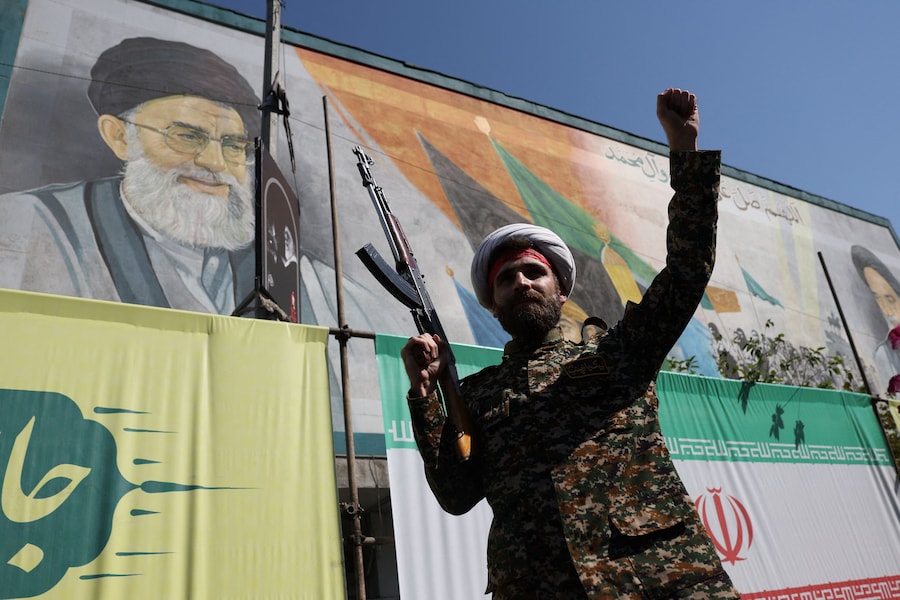 Un religioso iraniano assiste a una parata militare a Teheran, in Iran. (via REUTERS)