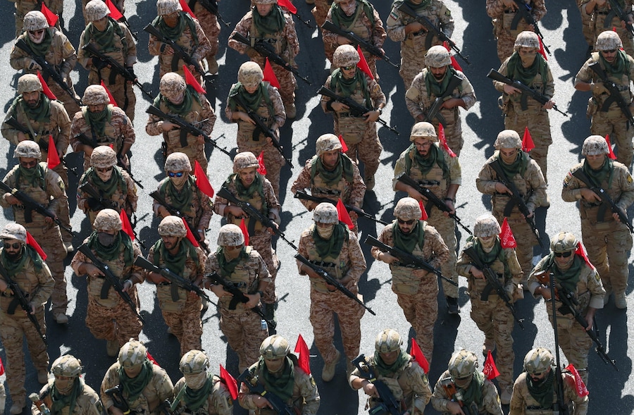Militari iraniani appartenenti alla milizia paramilitare Basij, parte del Corpo delle Guardie Rivoluzionarie Islamiche (IRGC), partecipano a una manifestazione militare, nota come gruppo Jan-Fada (“Sacrificati per l’Iran”), a Teheran, in Iran. (EPA)