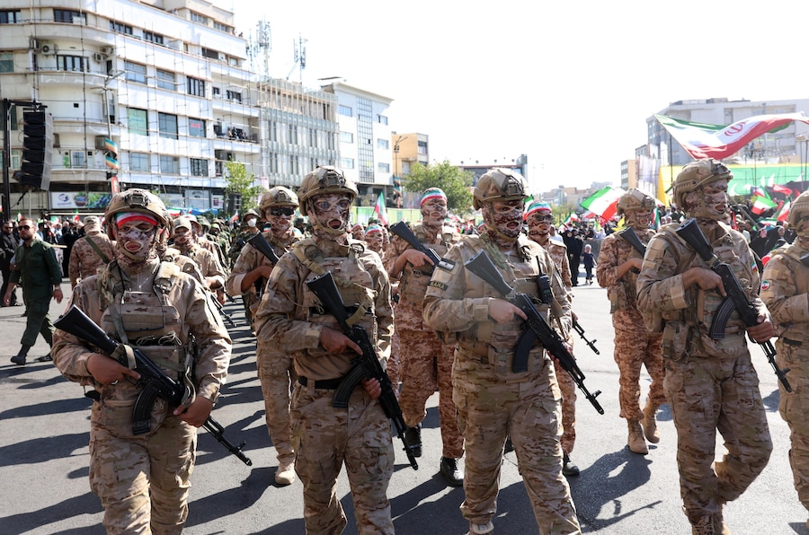 Militari iraniani appartenenti al corpo paramilitare Basij, parte del Corpo delle Guardie Rivoluzionarie Islamiche (IRGC), partecipano a una manifestazione militare, nota come gruppo Jan-Fada (“Sacrificati per l’Iran”), a Teheran, in Iran,. (EPA)
