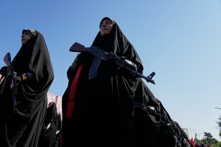 Le donne affiliate alla Guardia Rivoluzionaria iraniana, con i fucili in mano, partecipano in piedi alla parata in stile militare “Janfada”, ovvero “Sacrificio per l’Iran”, organizzata dallo Stato a Teheran, in Iran. (APN)
