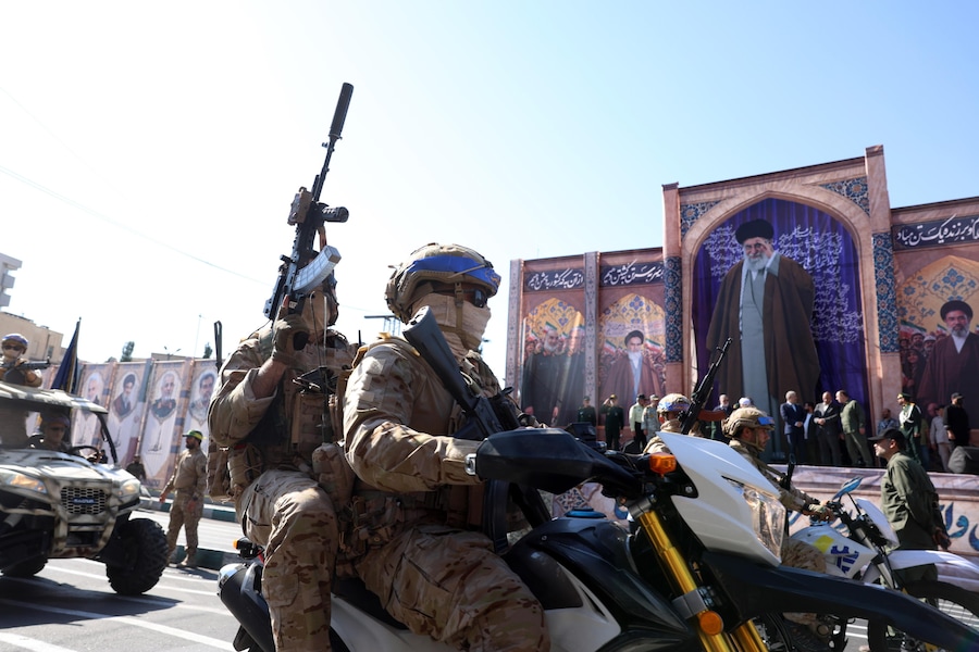 Militari iraniani appartenenti al gruppo paramilitare Basij, parte del Corpo delle Guardie Rivoluzionarie Islamiche (IRGC), partecipano a una manifestazione militare, nota come gruppo Jan-Fada (“Sacrificati per l’Iran”), a Teheran, in Iran. (EPA)