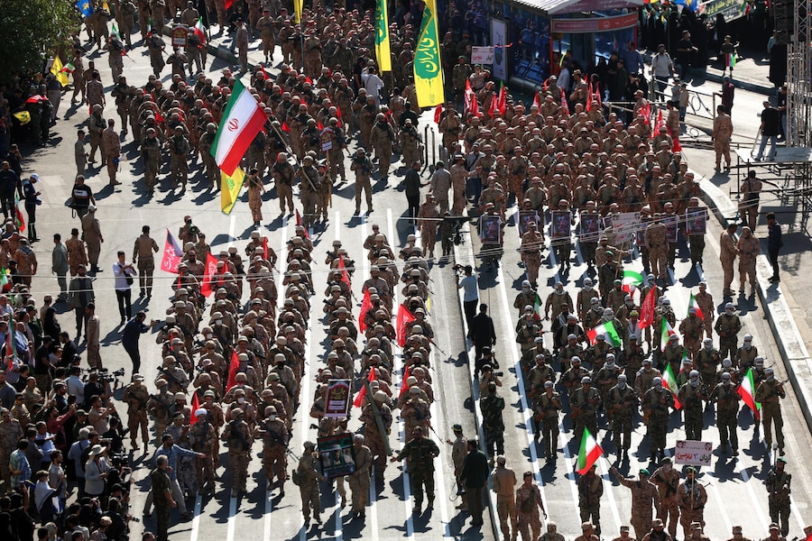 Militari iraniani appartenenti al gruppo paramilitare Basij, parte del Corpo delle Guardie Rivoluzionarie Islamiche (IRGC), partecipano a una manifestazione militare, nota come gruppo Jan-Fada (“Sacrificati per l’Iran”), a Teheran, in Iran. (EPA)
