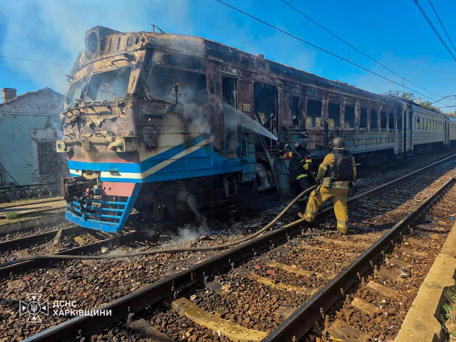 I vigili del fuoco spengono un incendio su un treno suburbano colpito da un drone russo, nel contesto dell’attacco della Russia all’Ucraina, nella regione di Kharkiv. (via REUTERS)