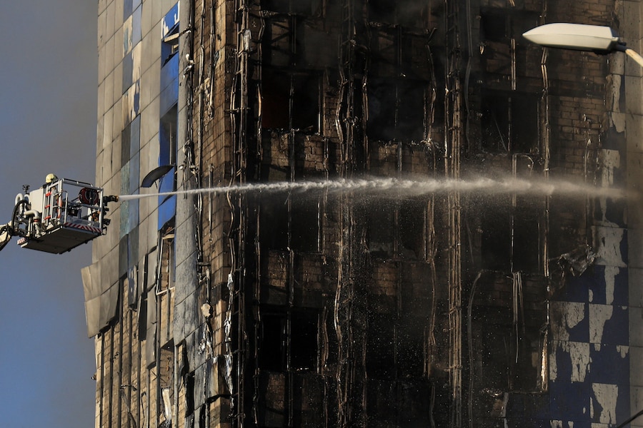 I vigili del fuoco intervengono sul luogo di un edificio adibito a uffici colpito da un attacco con droni russi, nel contesto dell'offensiva russa contro l'Ucraina, a Odessa. (REUTERS)