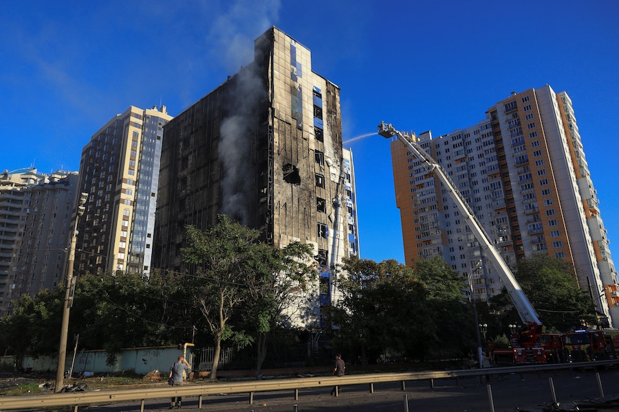 I vigili del fuoco intervengono sul luogo di un edificio adibito a uffici colpito da un attacco con droni russi, nel contesto dell'offensiva russa contro l'Ucraina, a Odessa. (REUTERS)