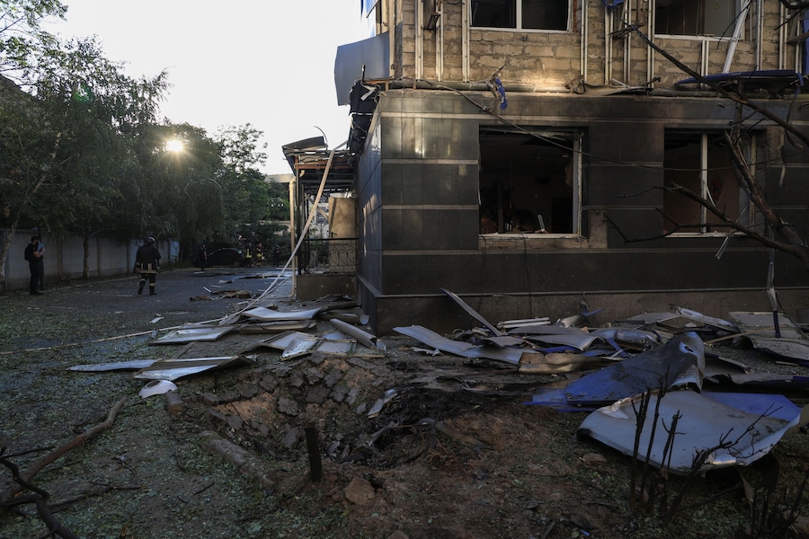 I vigili del fuoco e gli agenti di polizia sono al lavoro sul luogo di un edificio adibito a uffici colpito da un attacco con droni russi, nel contesto dell'offensiva russa contro l'Ucraina, a Odessa. (REUTERS)
