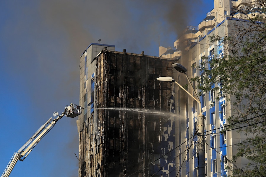 I vigili del fuoco intervengono sul luogo di un edificio adibito a uffici colpito da un attacco con droni russi, nel contesto dell'offensiva russa contro l'Ucraina, a Odessa. (REUTERS)
