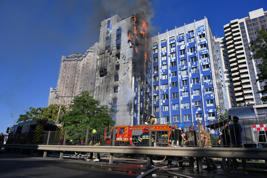 Un edificio adibito a uffici è in fiamme in seguito a un attacco con droni russi nel centro di Odessa. (APN)