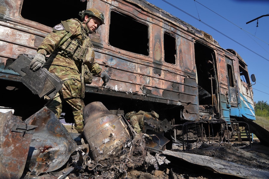 Un geniere esamina i frammenti di un drone dopo un attacco sferrato da un drone russo contro una stazione ferroviaria nel comune di Novovodolazka, nella regione di Kharkiv. (APN)
