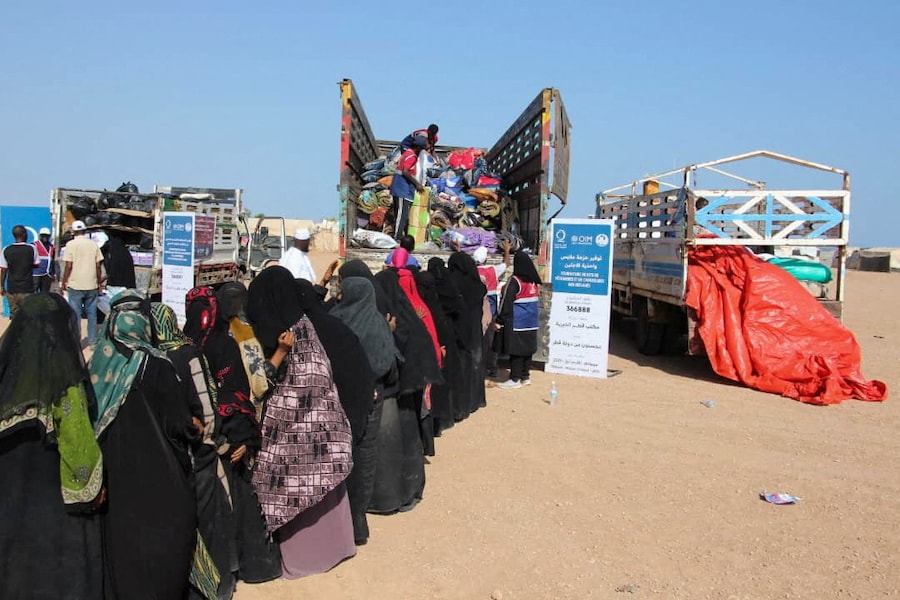 Le persone in fuga dagli scontri tra i combattenti houthi e le forze governative yemenite sostenute dall’Arabia Saudita fanno la fila per ricevere aiuti dall’Organizzazione Internazionale per le Migrazioni nel campo profughi di Markazi, dopo il loro arrivo a Gibuti. (via REUTERS)