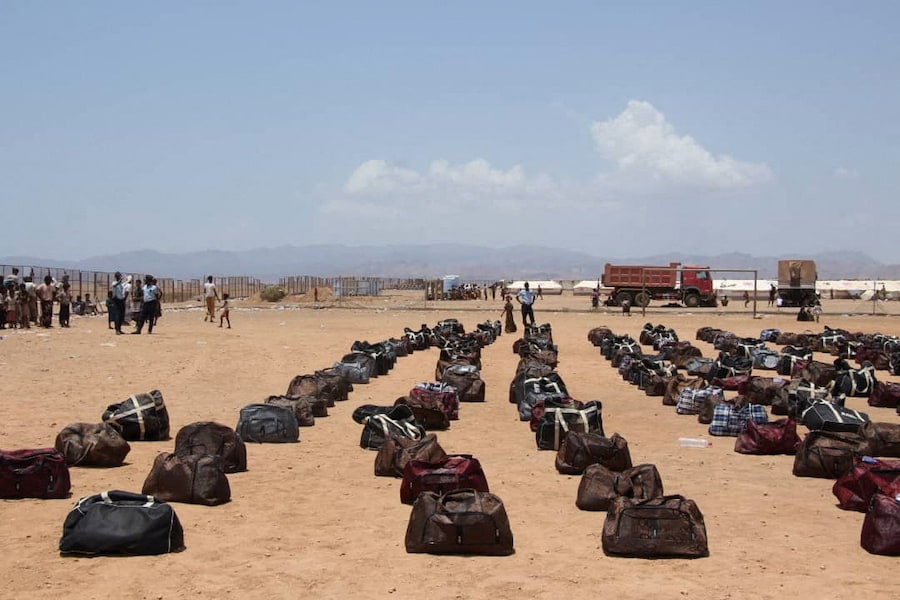 Sacchi contenenti aiuti umanitari vengono sistemati prima di essere distribuiti alle persone in fuga dagli scontri tra i combattenti houthi e le forze governative yemenite sostenute dall’Arabia Saudita, nel campo profughi di Markazi, dopo il loro arrivo a Gibuti. (via REUTERS)