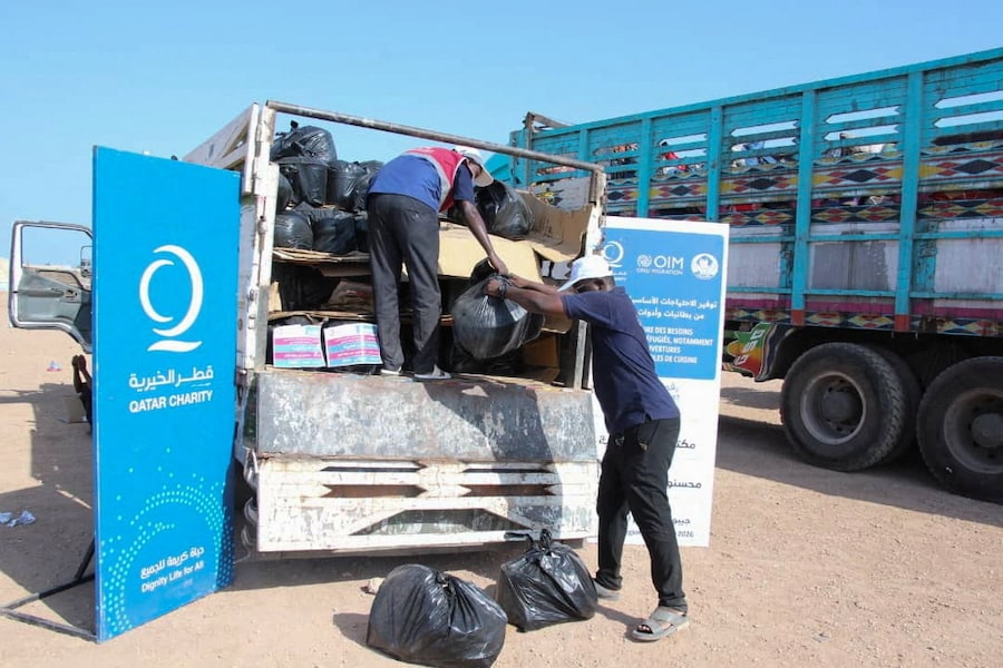 Gli operatori dell’Organizzazione Internazionale per le Migrazioni e di Qatar Charity si preparano a distribuire pacchi umanitari alle persone in fuga dagli scontri tra i combattenti houthi e le forze governative yemenite sostenute dall’Arabia Saudita, nel campo profughi di Markazi, dopo il loro arrivo a Gibuti. (via REUTERS)