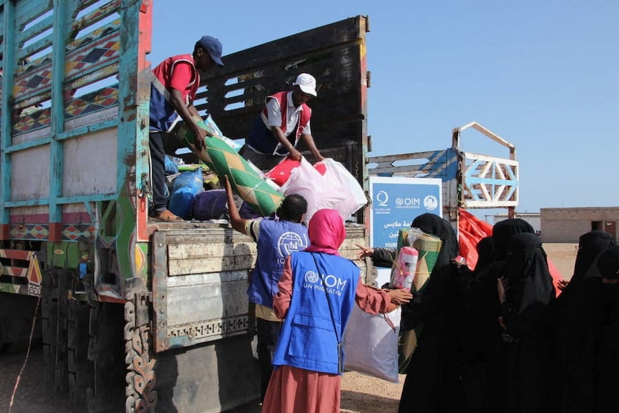Persone in fuga dagli scontri tra i combattenti houthi e le forze governative yemenite sostenute dall’Arabia Saudita si radunano per ricevere aiuti dall’Organizzazione Internazionale per le Migrazioni nel campo profughi di Markazi dopo il loro arrivo a Gibuti. (via REUTERS)